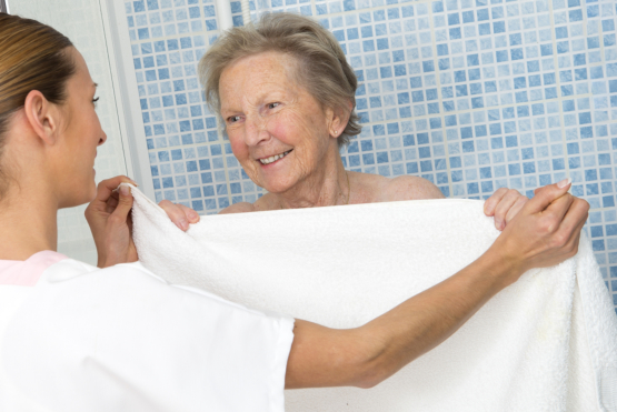 how-caregivers-can-help-seniors-with-bathing